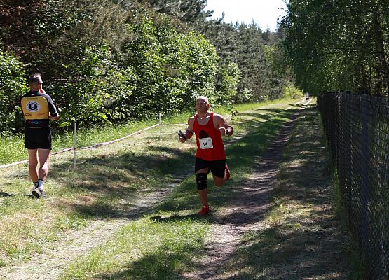 Grafika 257: "Rodzinny Bieg Leśnika" na 8 kilometrów przy Szkole Podstawowej w Leśnicach