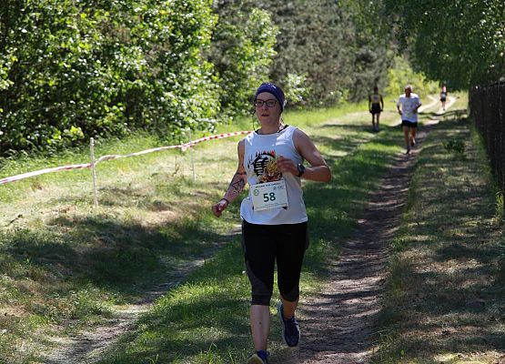 Grafika 265: "Rodzinny Bieg Leśnika" na 8 kilometrów przy Szkole Podstawowej w Leśnicach