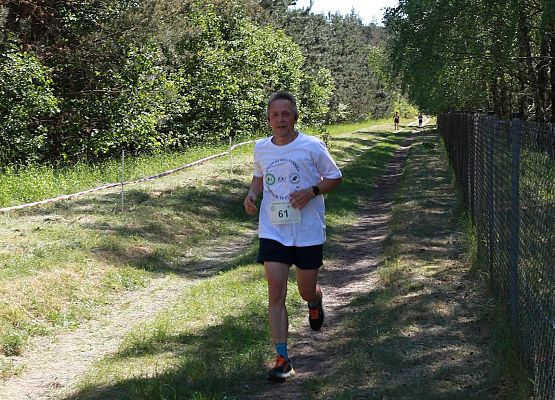 Grafika 271: "Rodzinny Bieg Leśnika" na 8 kilometrów przy Szkole Podstawowej w Leśnicach
