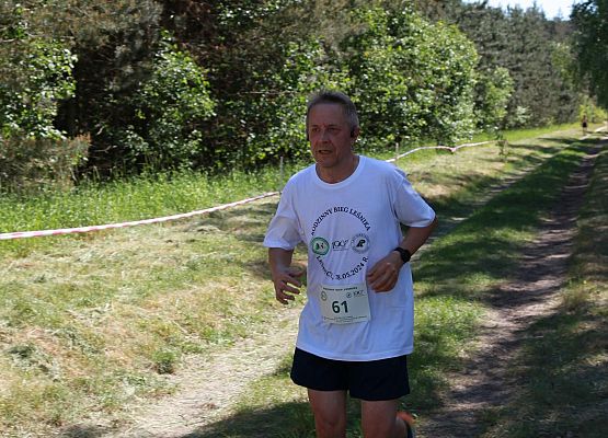 Grafika 274: "Rodzinny Bieg Leśnika" na 8 kilometrów przy Szkole Podstawowej w Leśnicach