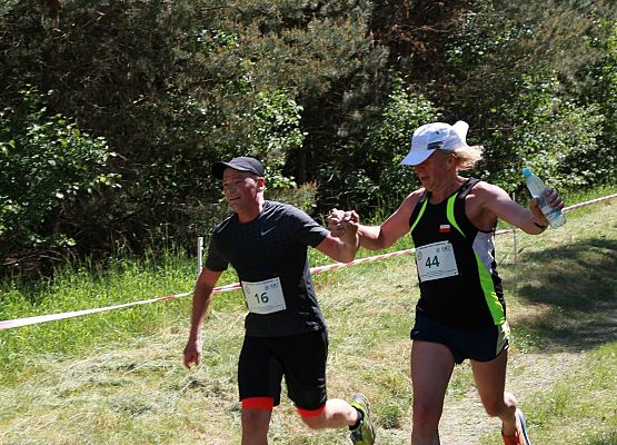 Grafika 296: "Rodzinny Bieg Leśnika" na 8 kilometrów przy Szkole Podstawowej w Leśnicach