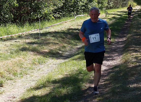 Grafika 320: "Rodzinny Bieg Leśnika" na 8 kilometrów przy Szkole Podstawowej w Leśnicach