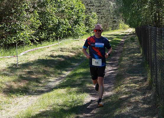 Grafika 323: "Rodzinny Bieg Leśnika" na 8 kilometrów przy Szkole Podstawowej w Leśnicach