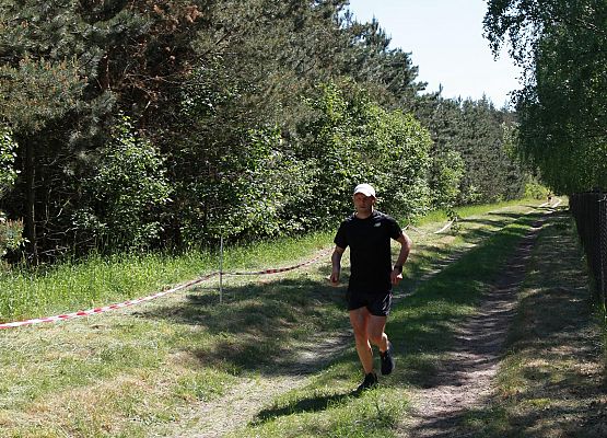Grafika 352: "Rodzinny Bieg Leśnika" na 8 kilometrów przy Szkole Podstawowej w Leśnicach