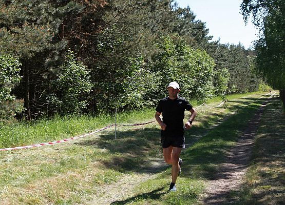 Grafika 353: "Rodzinny Bieg Leśnika" na 8 kilometrów przy Szkole Podstawowej w Leśnicach