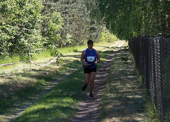 Grafika 383: "Rodzinny Bieg Leśnika" na 8 kilometrów przy Szkole Podstawowej w Leśnicach