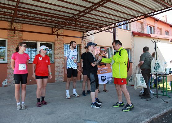 Grafika 401: "Rodzinny Bieg Leśnika" na 8 kilometrów przy Szkole Podstawowej w Leśnicach