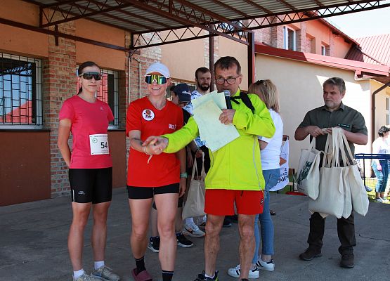 Grafika 404: "Rodzinny Bieg Leśnika" na 8 kilometrów przy Szkole Podstawowej w Leśnicach