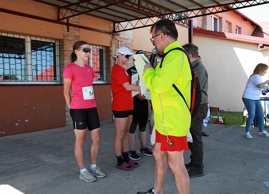 Grafika 406: "Rodzinny Bieg Leśnika" na 8 kilometrów przy Szkole Podstawowej w Leśnicach