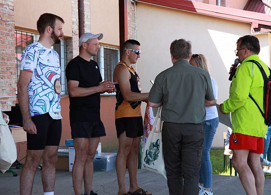 Grafika 409: "Rodzinny Bieg Leśnika" na 8 kilometrów przy Szkole Podstawowej w Leśnicach