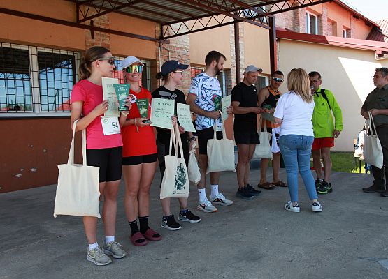 Grafika 412: "Rodzinny Bieg Leśnika" na 8 kilometrów przy Szkole Podstawowej w Leśnicach