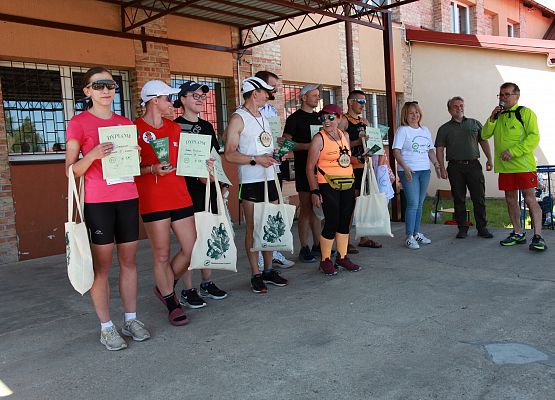 Grafika 418: "Rodzinny Bieg Leśnika" na 8 kilometrów przy Szkole Podstawowej w Leśnicach