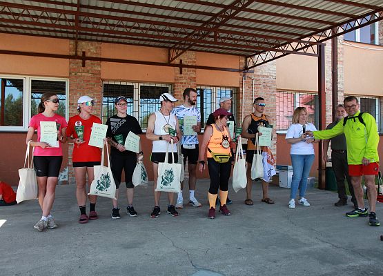 Grafika 422: "Rodzinny Bieg Leśnika" na 8 kilometrów przy Szkole Podstawowej w Leśnicach