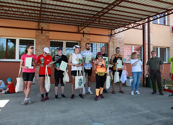 Grafika 425: "Rodzinny Bieg Leśnika" na 8 kilometrów przy Szkole Podstawowej w Leśnicach