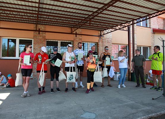 Grafika 426: "Rodzinny Bieg Leśnika" na 8 kilometrów przy Szkole Podstawowej w Leśnicach