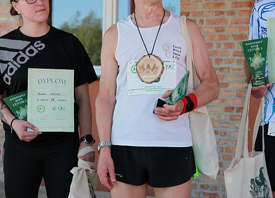 Grafika 430: "Rodzinny Bieg Leśnika" na 8 kilometrów przy Szkole Podstawowej w Leśnicach