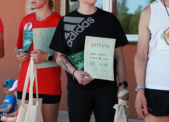 Grafika 431: "Rodzinny Bieg Leśnika" na 8 kilometrów przy Szkole Podstawowej w Leśnicach