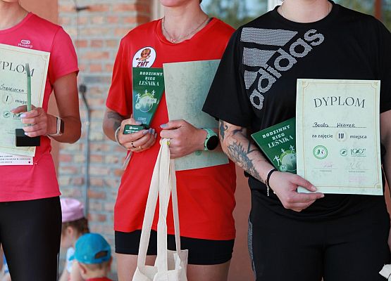 Grafika 432: "Rodzinny Bieg Leśnika" na 8 kilometrów przy Szkole Podstawowej w Leśnicach