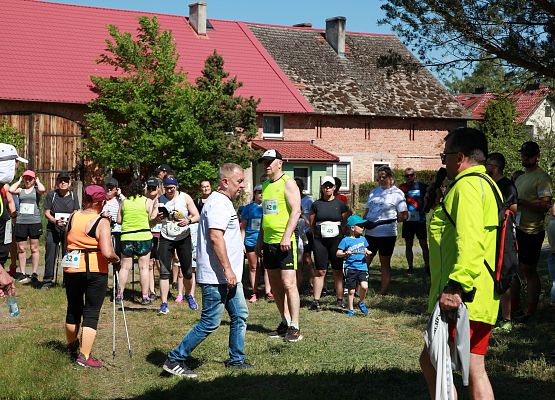 Grafika 438: "Rodzinny Bieg Leśnika" na 8 kilometrów przy Szkole Podstawowej w Leśnicach