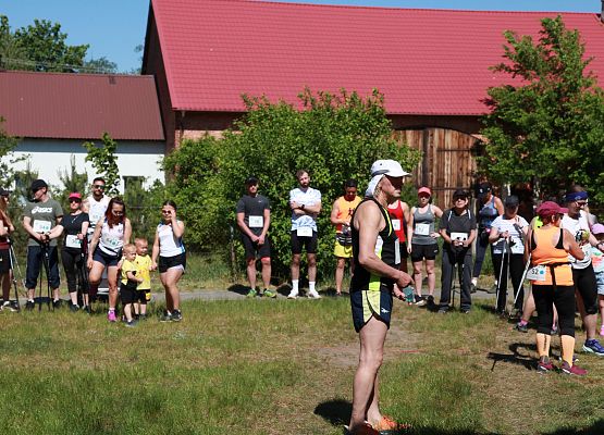 Grafika 439: "Rodzinny Bieg Leśnika" na 8 kilometrów przy Szkole Podstawowej w Leśnicach