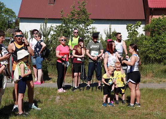 Grafika 443: "Rodzinny Bieg Leśnika" na 8 kilometrów przy Szkole Podstawowej w Leśnicach