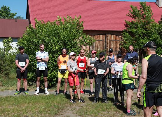 Grafika 444: "Rodzinny Bieg Leśnika" na 8 kilometrów przy Szkole Podstawowej w Leśnicach