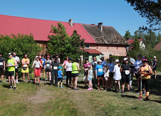 Grafika 450: "Rodzinny Bieg Leśnika" na 8 kilometrów przy Szkole Podstawowej w Leśnicach
