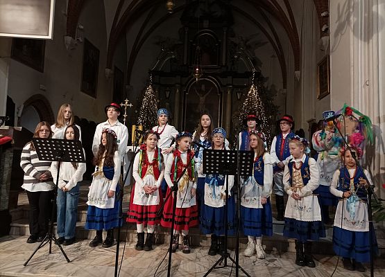 Grafika 1: "Kolorowe Motylki" zdobywają nagrodę za najlepsze wykonanie kolęd
