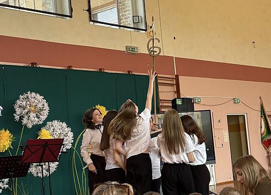 Grafika 3: Uroczyste zakończenie roku szkolnego klasy ósmej