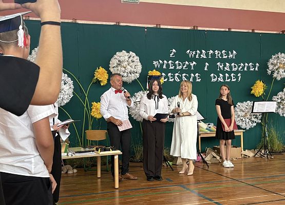 Grafika 4: Uroczyste zakończenie roku szkolnego klasy ósmej
