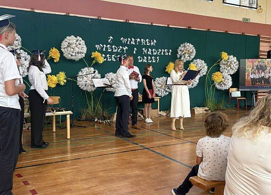 Grafika 5: Uroczyste zakończenie roku szkolnego klasy ósmej