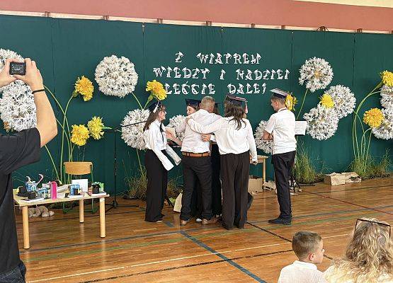 Grafika 7: Uroczyste zakończenie roku szkolnego klasy ósmej