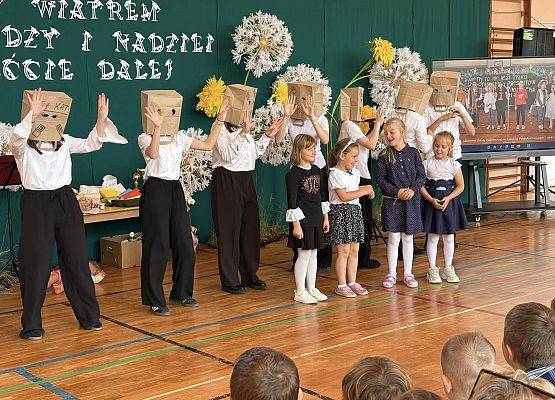 Grafika 8: Uroczyste zakończenie roku szkolnego klasy ósmej