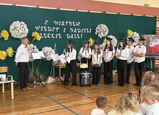 Grafika 9: Uroczyste zakończenie roku szkolnego klasy ósmej