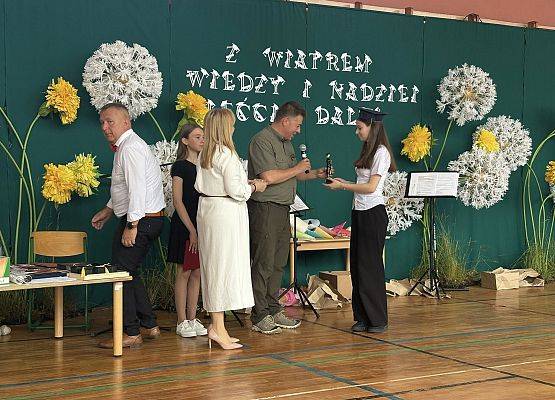 Grafika 10: Uroczyste zakończenie roku szkolnego klasy ósmej