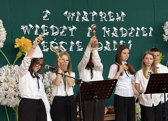 Grafika 11: Uroczyste zakończenie roku szkolnego klasy ósmej