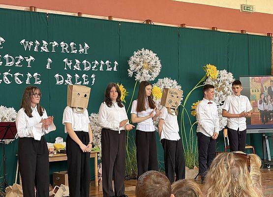 Grafika 12: Uroczyste zakończenie roku szkolnego klasy ósmej