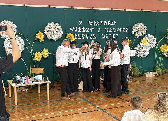 Grafika 21: Uroczyste zakończenie roku szkolnego klasy ósmej