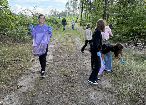 Grafika 25: ,,W naturę z kulturą"