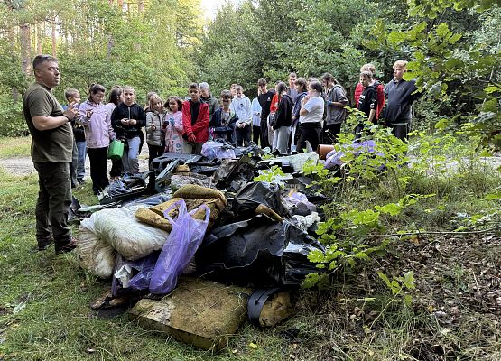 Grafika 1: ,,W naturę z kulturą"