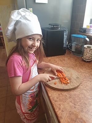 Grafika #13: "W zdrowym ciele-zdrowy duch"- pierwszaki promują zdrowie.