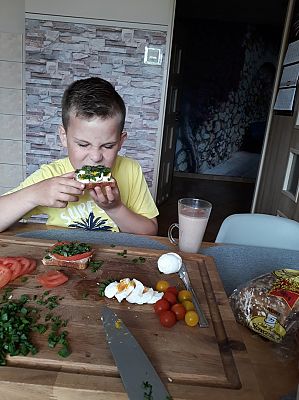 Grafika #15: "W zdrowym ciele-zdrowy duch"- pierwszaki promują zdrowie.