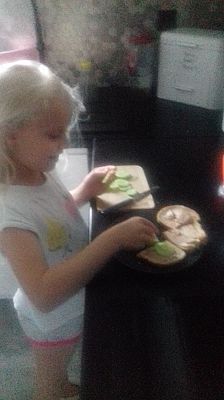 Grafika #6: "W zdrowym ciele-zdrowy duch"- pierwszaki promują zdrowie.