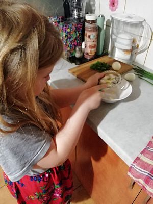 Grafika #8: "W zdrowym ciele-zdrowy duch"- pierwszaki promują zdrowie.