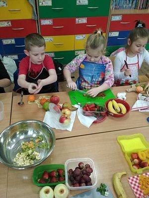 Grafika #8: SAŁATKA OWOCOWA