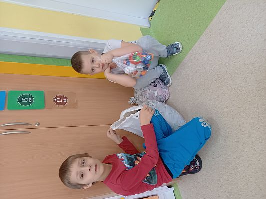 Grafika #5: ZBIERAMY PLASTIKOWE NAKRĘTKI