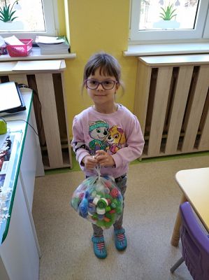 Grafika #7: ZBIERAMY PLASTIKOWE NAKRĘTKI