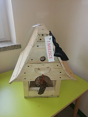 Grafika #11: ROZSTRZYGNIĘCIE SZKOLNEGO KONKURSU NA KARMNIK DLA PTAKÓW