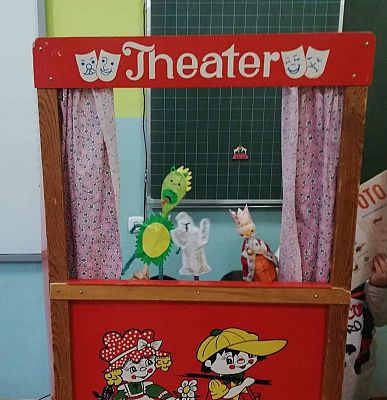 Grafika #1: Mały teatrzyk, czyli klasa II przygotowuje przedstawienie kukiełkowe.