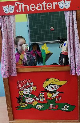 Grafika #2: Mały teatrzyk, czyli klasa II przygotowuje przedstawienie kukiełkowe.